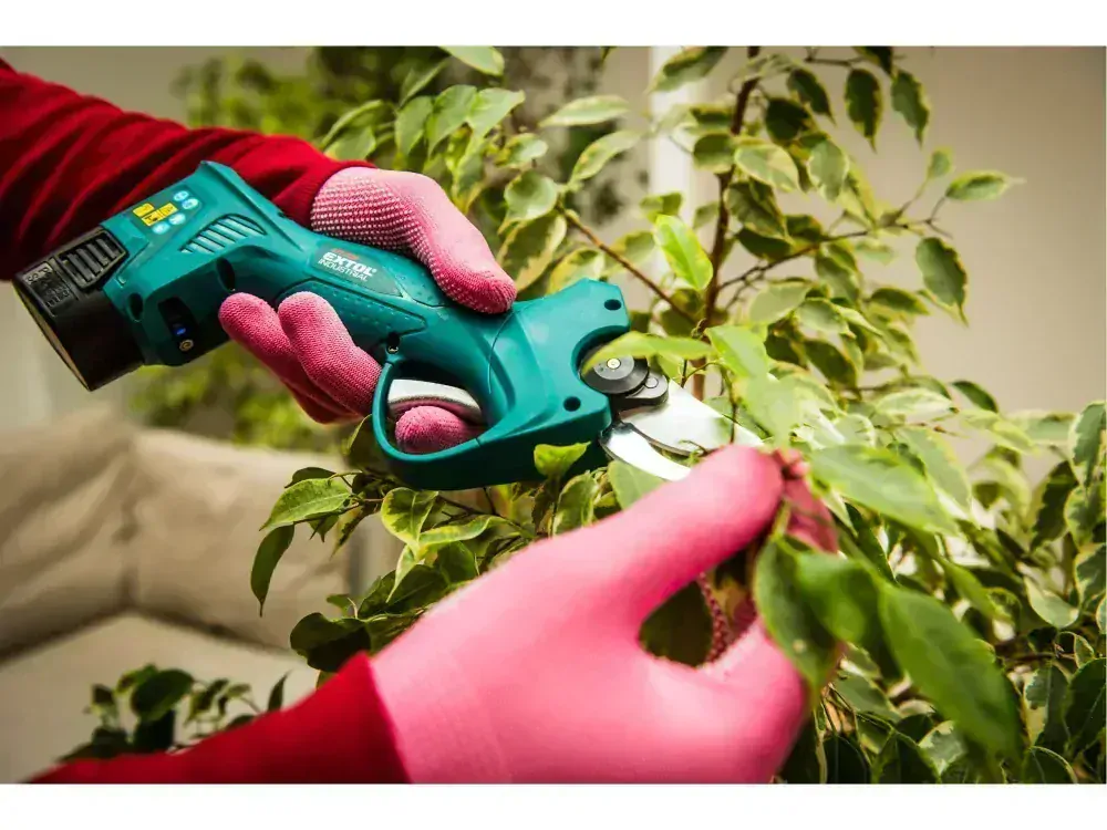 nůžky zahradní aku, 16V Li-ion, 2x2000mAh , včetně nabíječky